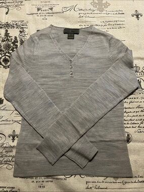 Lulu Bravo Women's Light Gray merino wool V-Neck Sweater